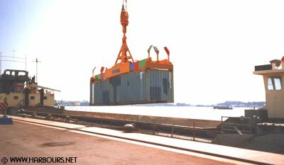 Container unload at Augusta commercial area. Photo by www.Harbours.net 
