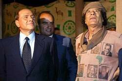 Silvio Berlusconi e Gheddafi durante i colloqui 