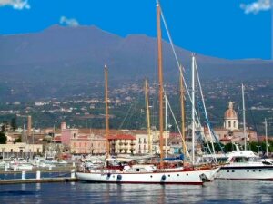 Panorama di Riposto e dell'Etna