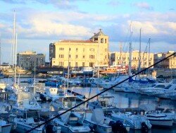 Barche da diporto ,sullo sfondo il palazzo delle poste