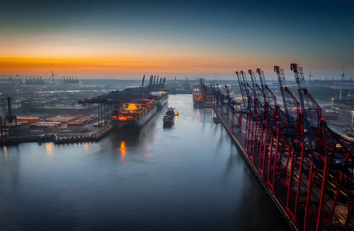 Veduta aerea Porto industriale con porto container ad Amburgo