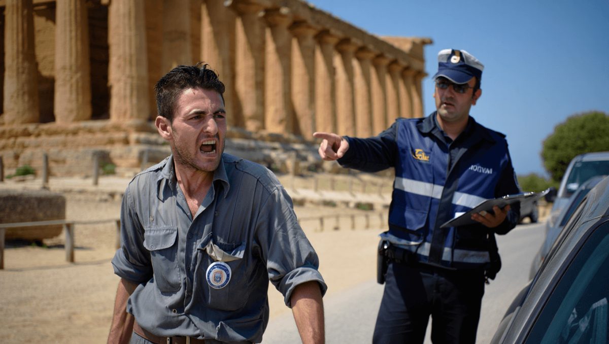 Parcheggiatore abusivo con badge di guida del parco del Templi, denunciato
