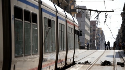 Camion con autoscala trancia cavi elettrici, tram bloccati a Palermo