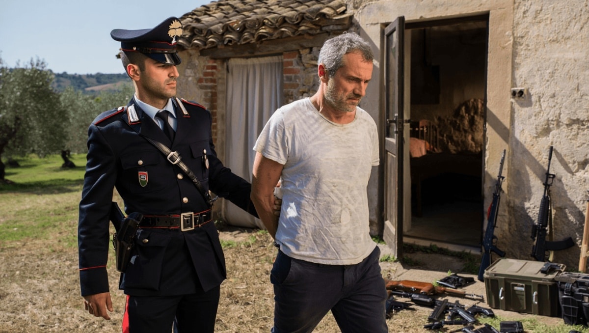 Aveva in casa un fucile, una rivoltella e due bombe a mano, arrestato
