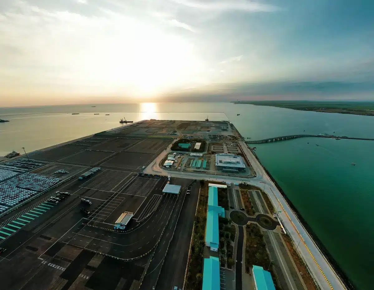 Cantiere portuale con infrastrutture in costruzione e attrezzature di lavoro