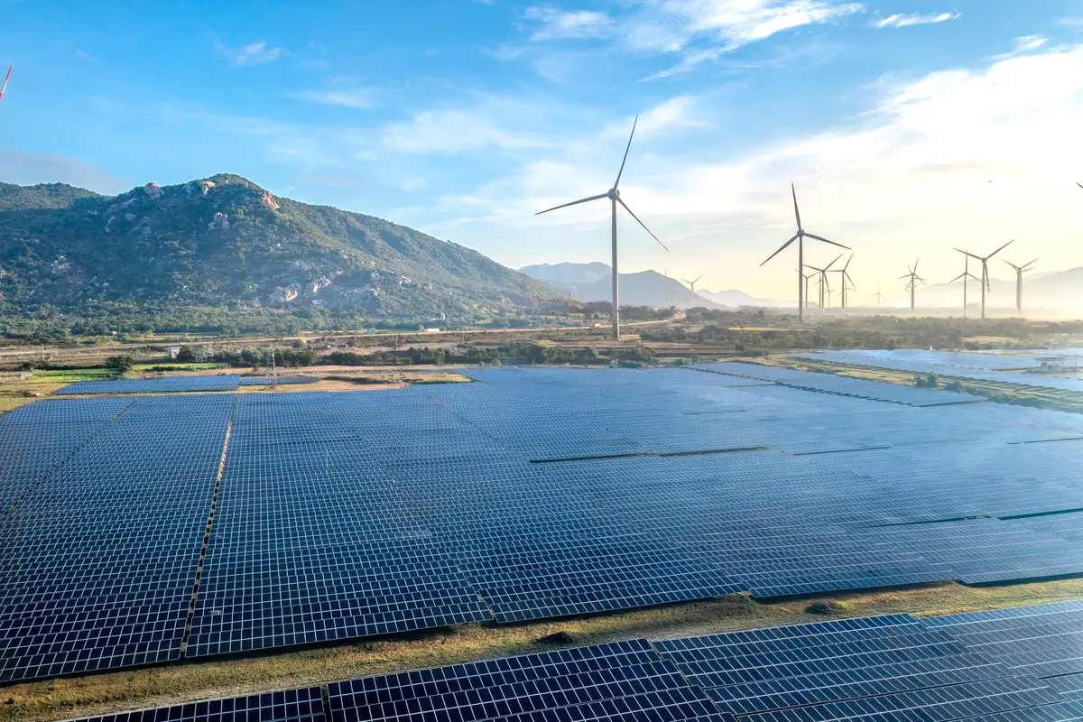 Infrastrutture portuali con pannelli solari e turbine eoliche per la transizione energetica