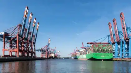 Porto marittimo internazionale con navi cargo e container, simbolo della competitività navale globale