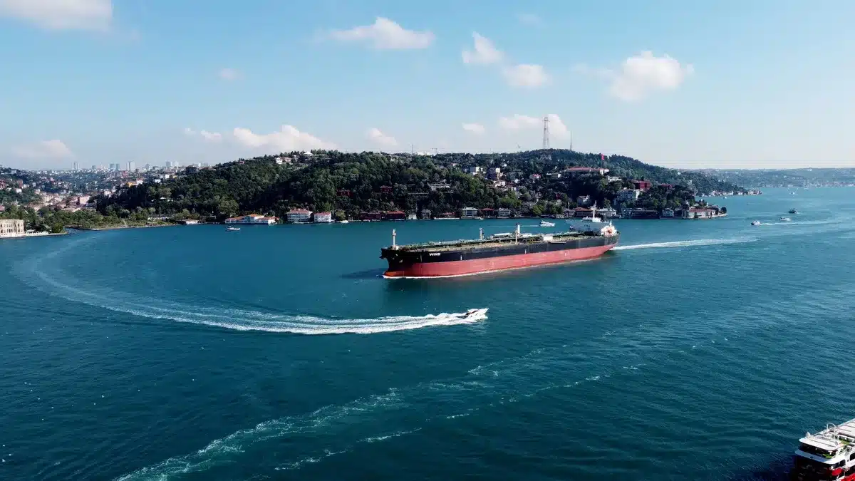 Dettagli di impianti di rifornimento per combustibili alternativi su una nave