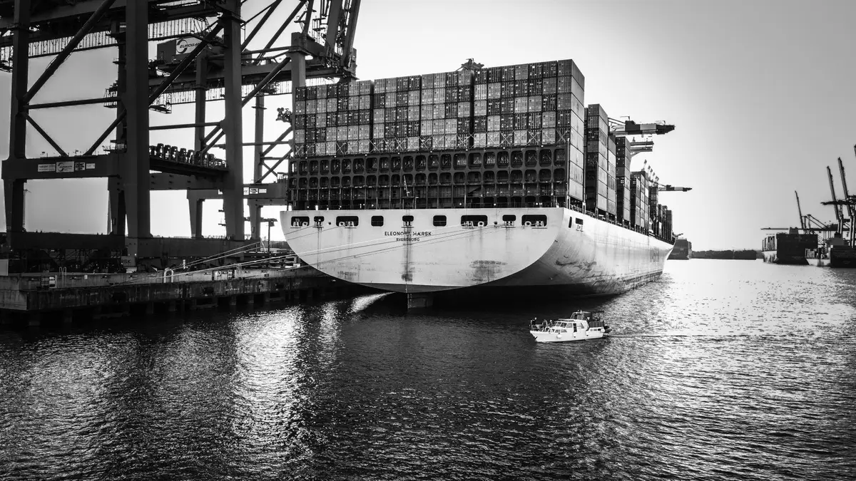 Nave portacontainer in movimento nel mare aperto con equipaggio al lavoro