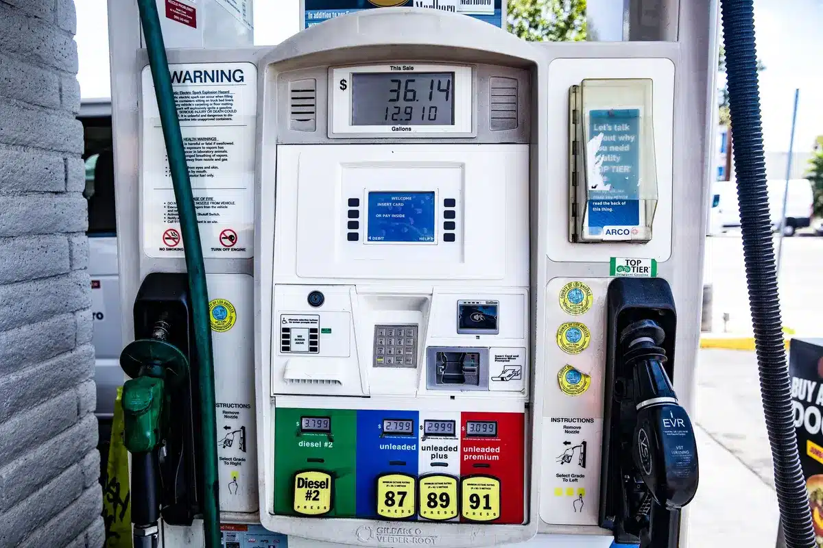 Pompa di carburante e display dei prezzi in una stazione di servizio