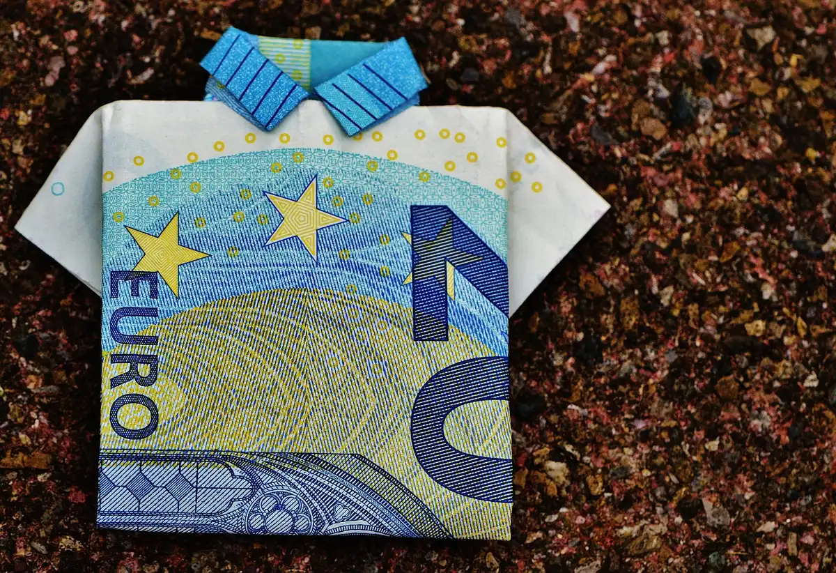Mani che piegano una bandiera nazionale con cura durante una cerimonia formale