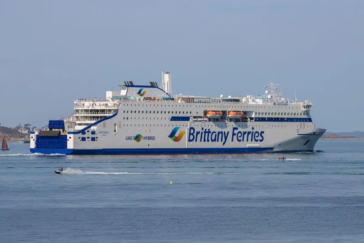 Una moderna nave ibrida GNL-elettrico, simbolo dell'ammodernamento della flotta di Brittany Ferries