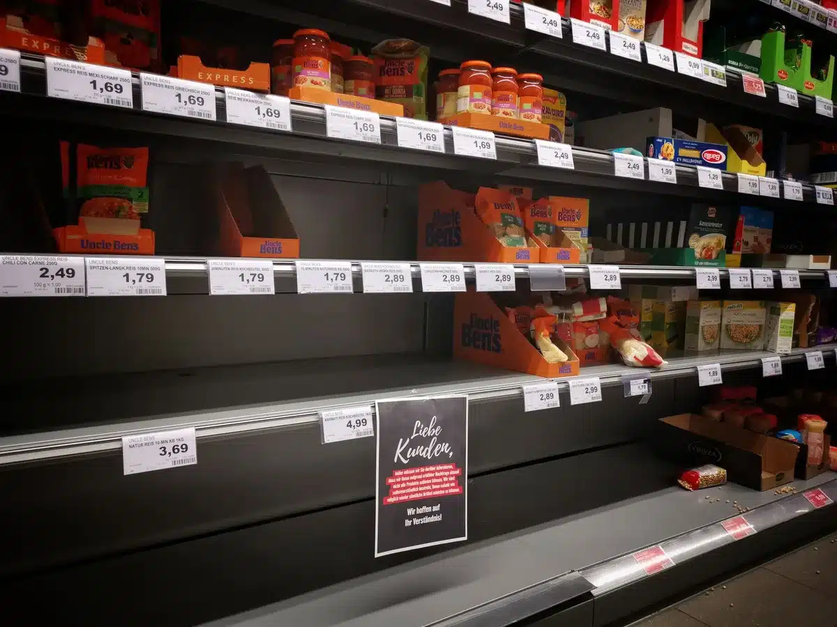 Scaffali di supermercato con prodotti alimentari a base di cereali e oli