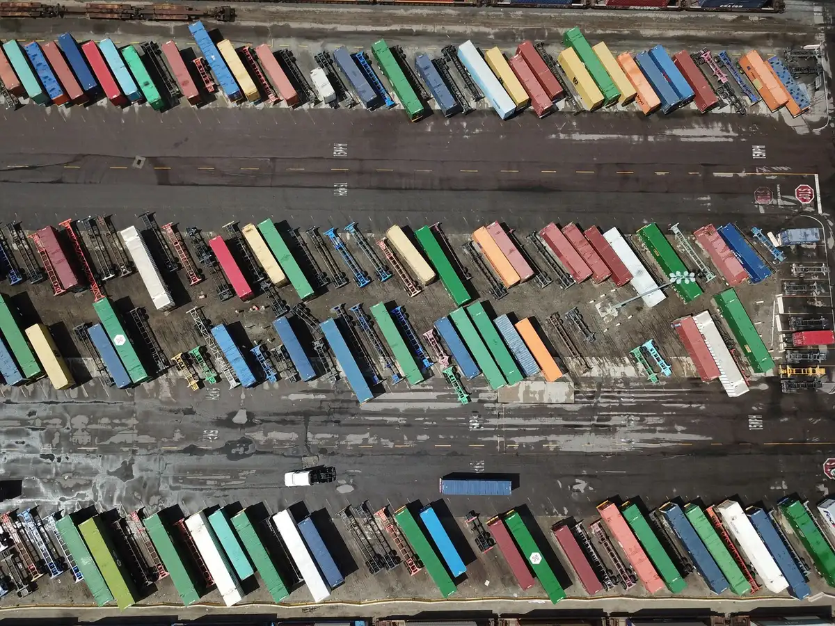 Containers e silos per cereali in un terminal portuale internazionale durante la stagione di raccolta
