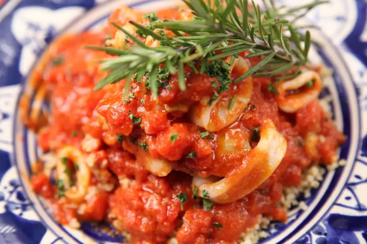 Calamari grigliati a strisce sottili con salsa verde e pomodorini, piatto estivo