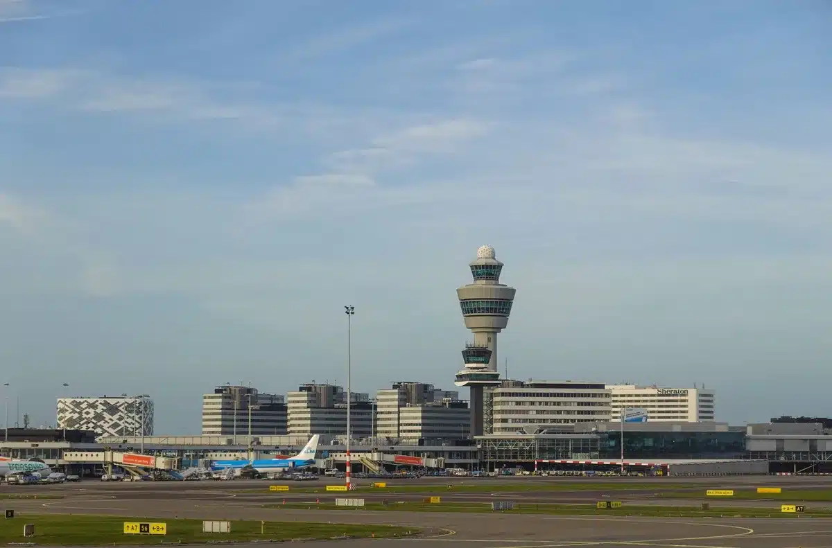 Operazioni di controllo del traffico aereo in una torre di controllo