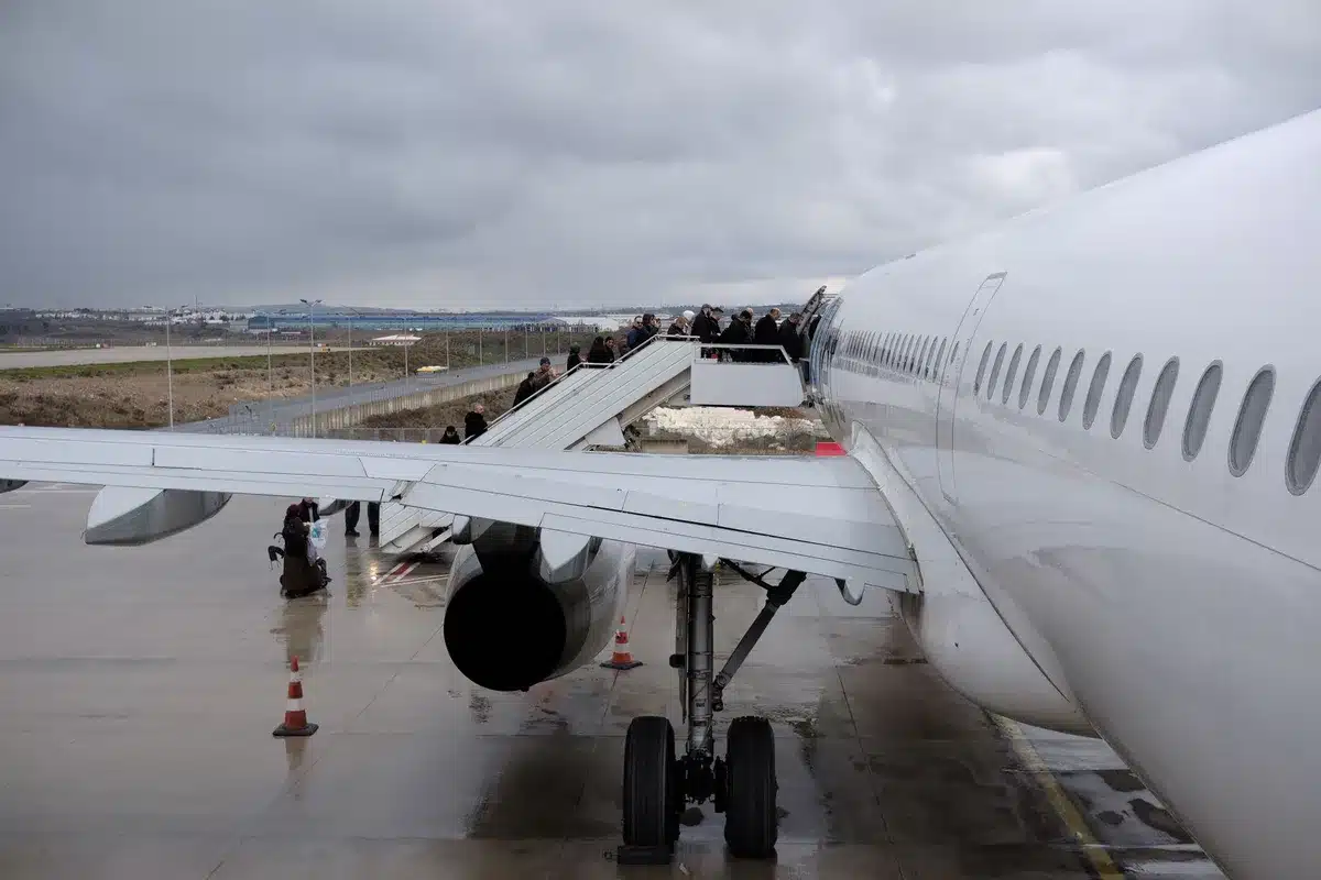 Passeggeri in movimento in un terminal aeroportuale affollato durante gestione di emergenza