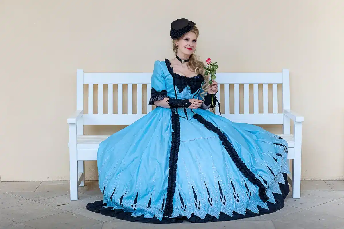 Silhouette di una donna medievale in corte normanna, simbolo dell'eredità dinastica