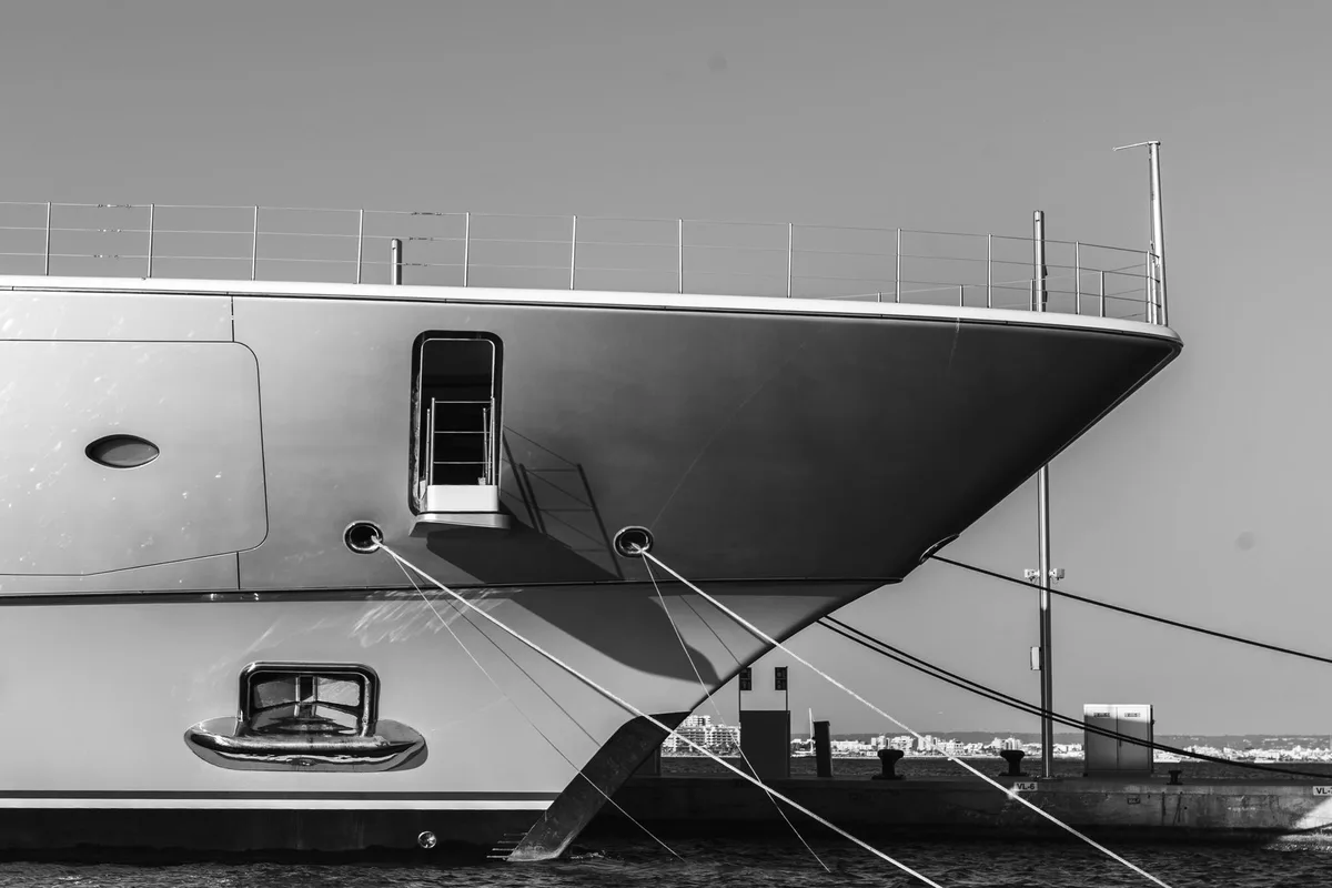 Prua caratteristica con effetto beak look e grandi vetrate di uno yacht moderno