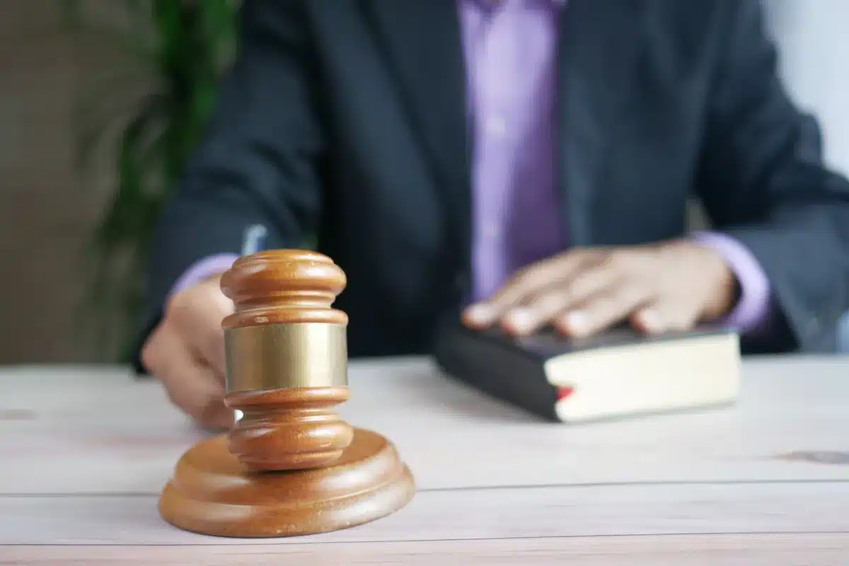 Documenti legali e sentenza del tribunale su una scrivania amministrativa