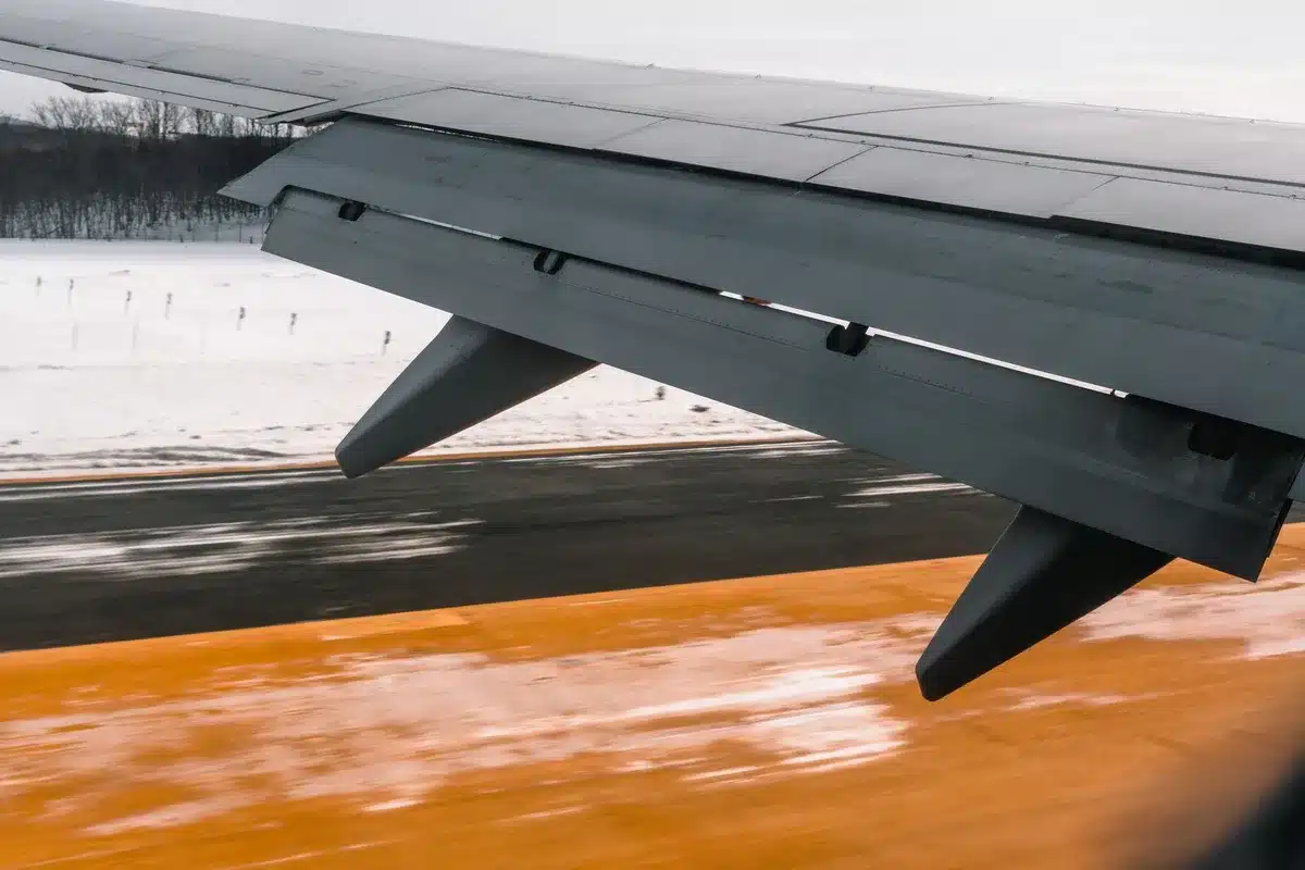 Aereo in decollo da una pista aeroportuale con cielo sereno