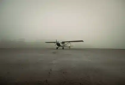 Aeroporto avvolto dalla cenere vulcanica con visibilità ridotta e traffico aereo limitato