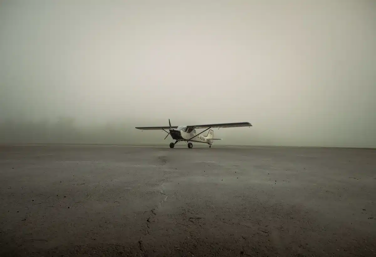 Aeroporto avvolto dalla cenere vulcanica con visibilità ridotta e traffico aereo limitato