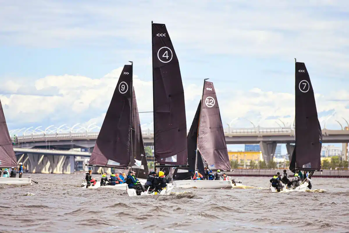 Momento di azione durante una competizione di vela con atleti concentrati