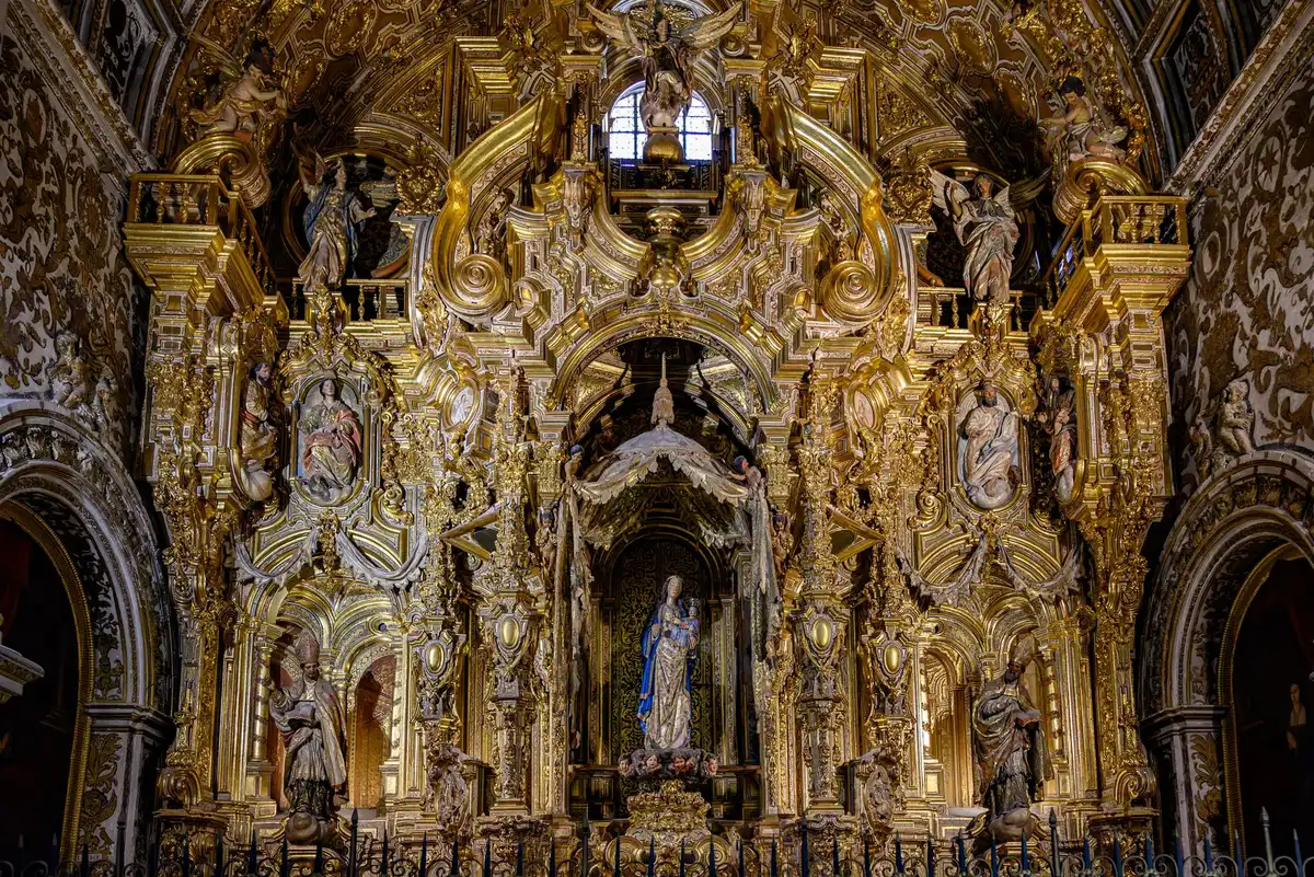 Dettaglio di un polittico rinascimentale con figure religiose e santi dipinti su tavola