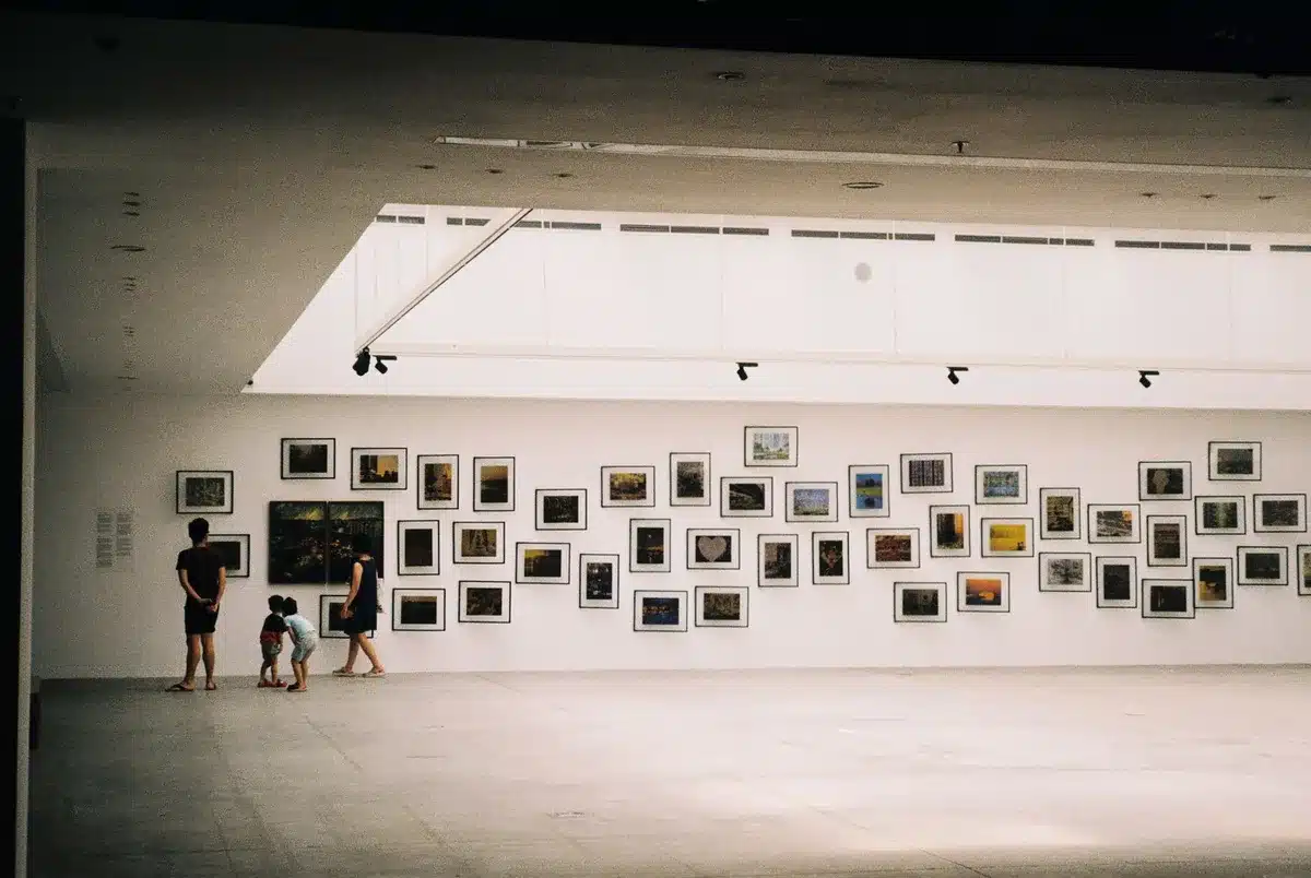 Galleria museale con dipinti e reperti archeologici esposti