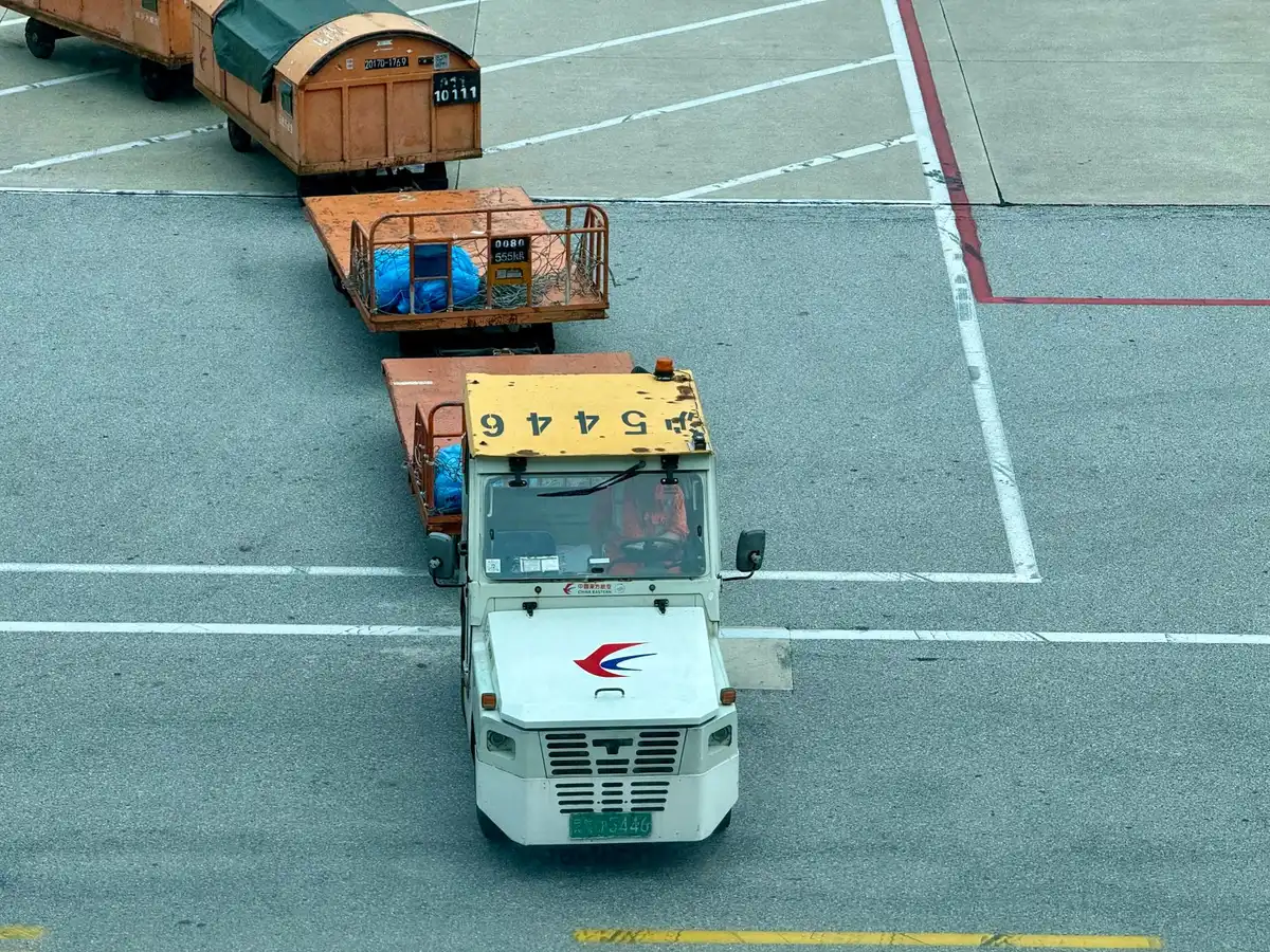 Trattori autonomi elettrici operativi in terminal container automatizzato