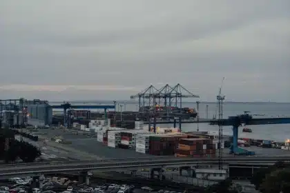 Terminal container automatizzato con gru STS, trattori autonomi e navi ormeggiate ai banchini