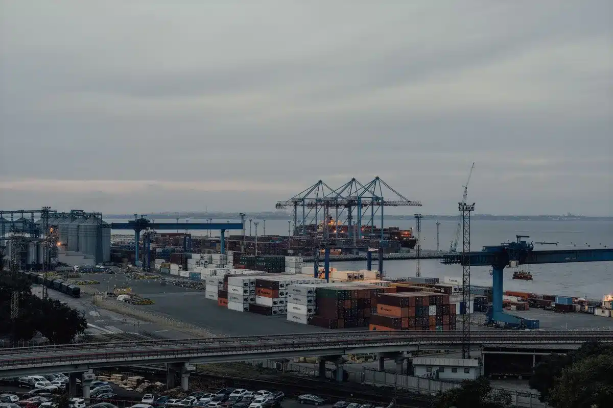 Terminal container automatizzato con gru STS, trattori autonomi e navi ormeggiate ai banchini