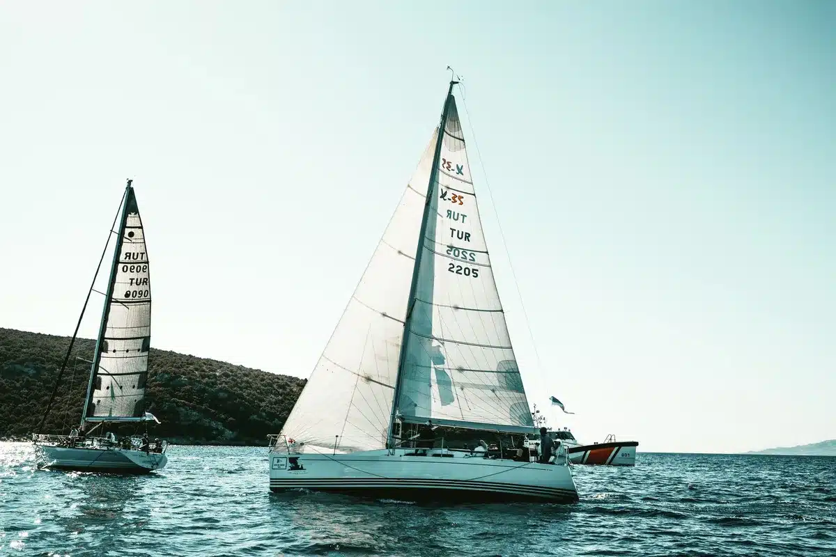 Tavolo con vocabolario nautico, corde e attrezzature di bordo