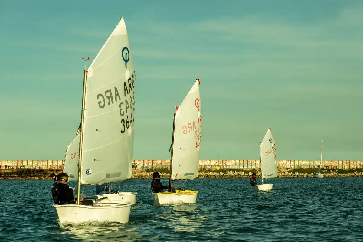 Giovani velisti in competizione su barche Optimist durante una regata nazionale