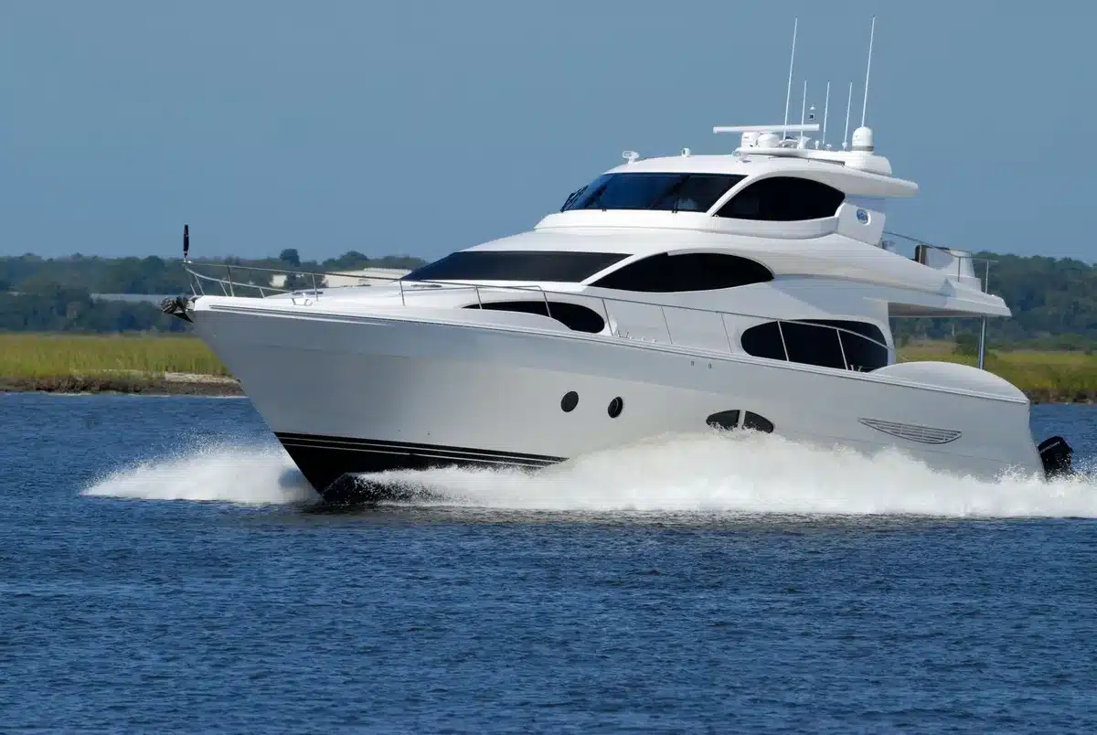 Esterno di uno yacht di lusso moderno con ampie superfici vetrate e design slanciato