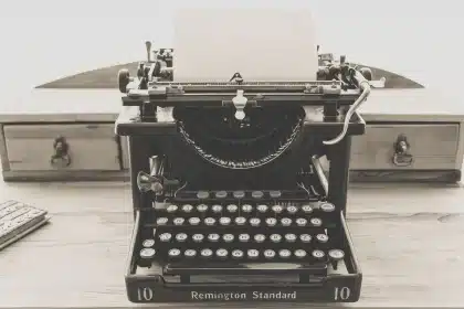 Scrivania con documenti di dimissioni in un ufficio istituzionale vuoto