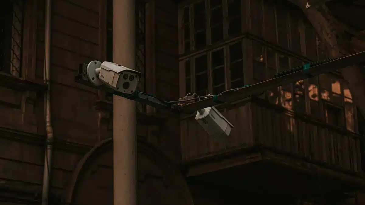 Telecamera di videosorveglianza installata per il monitoraggio delle aree urbane