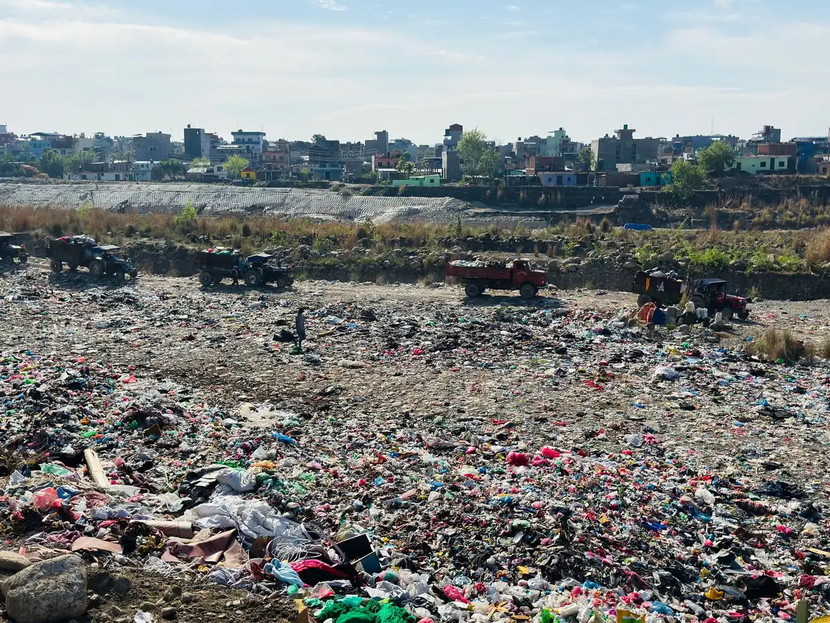 Telecamera di sorveglianza su strada urbana con rifiuti abbandonati a terra