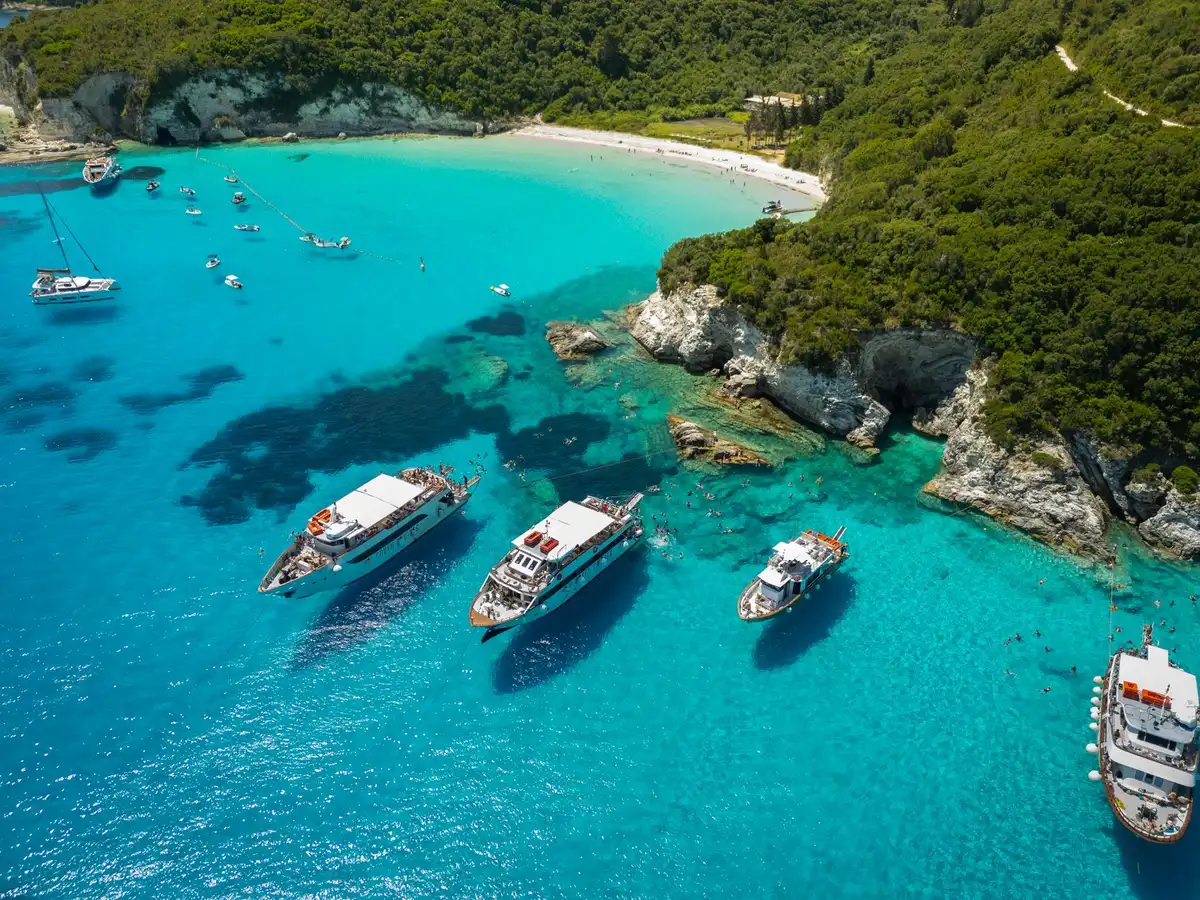 Yacht d'epoca ormeggiato in baia greca con dettagli Art Déco e ponti in teak ben conservati