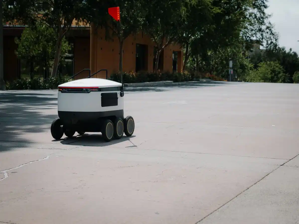 Rover robotico con sensori e telecamere durante test di navigazione autonoma su terreno accidentato.