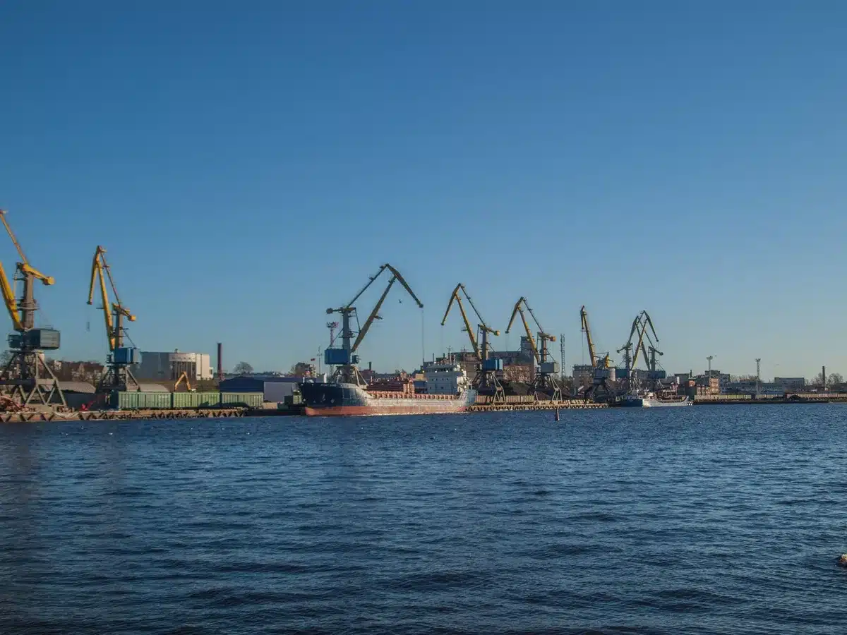 Lavori infrastrutturali portuali con cantiere attivo e strutture marittime