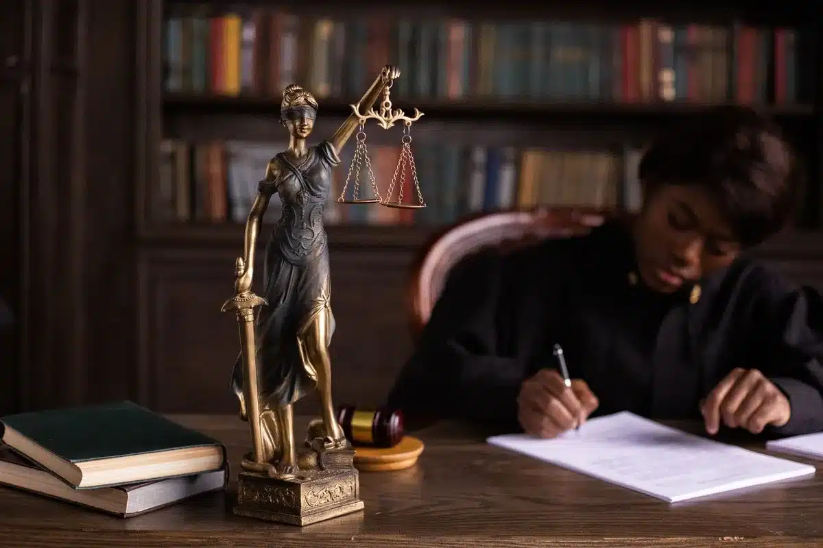 Documenti legali e fascicoli su una scrivania di tribunale in attesa di esame giudiziale