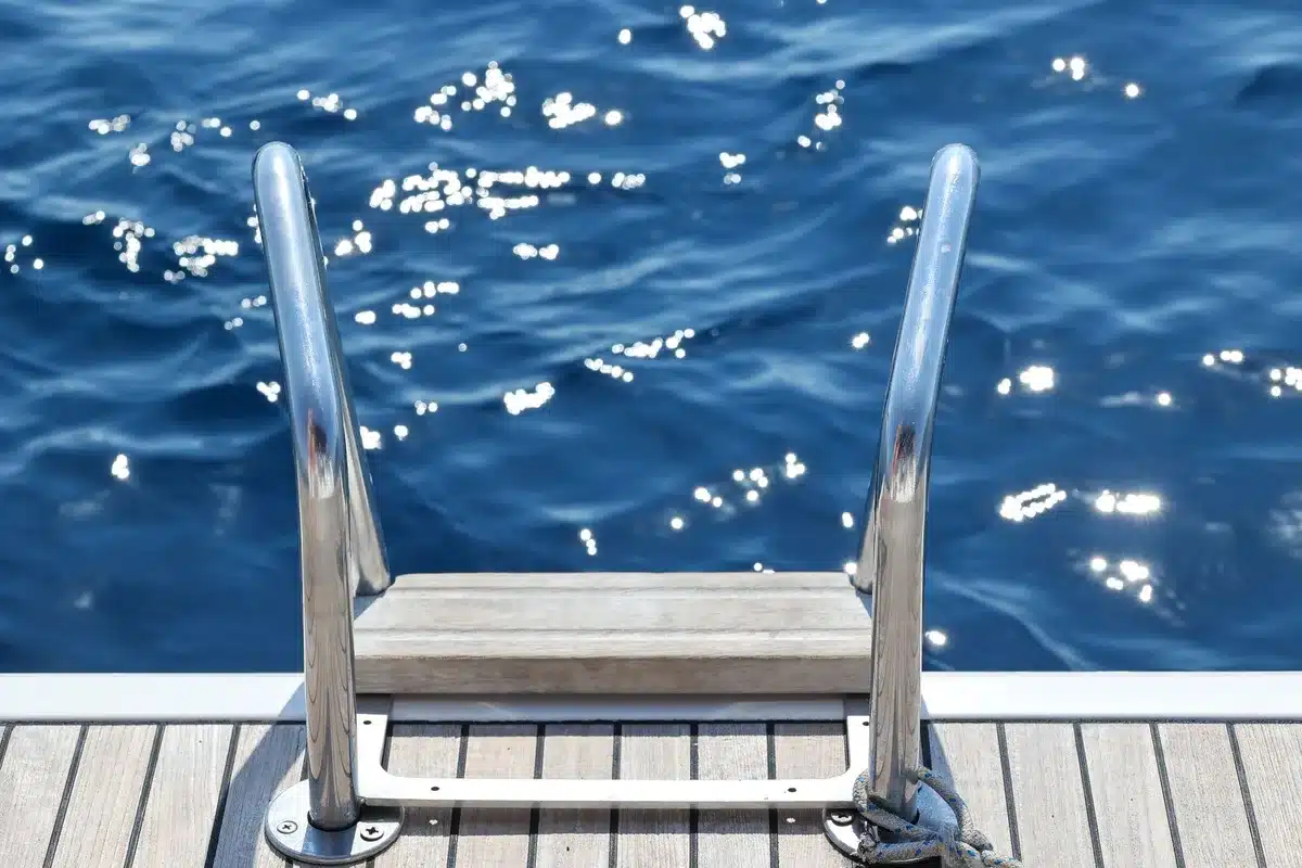 Campioni di tessuto marino esposti alla luce solare su un ponte di barca con vista sul mare