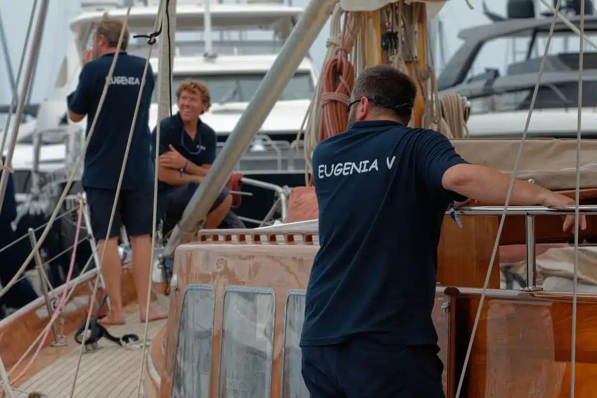 Equipaggio di barca a vela che comunica e coordina le manovre