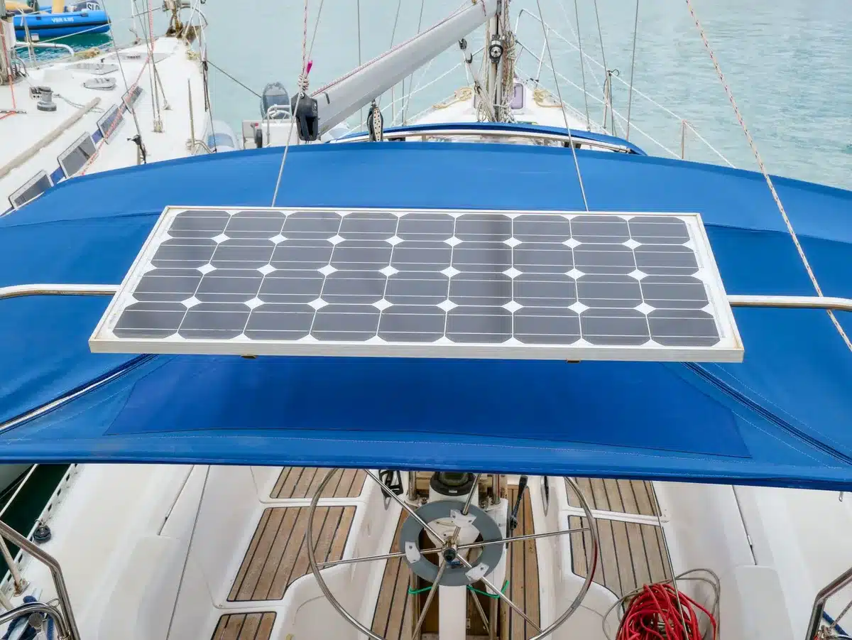 Barca a vela in mare aperto con focus su pratiche sostenibili