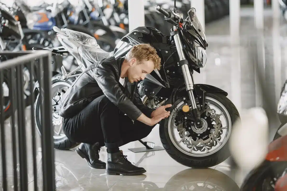 Dettagli tecnici e certificazione di sicurezza di un casco per moto