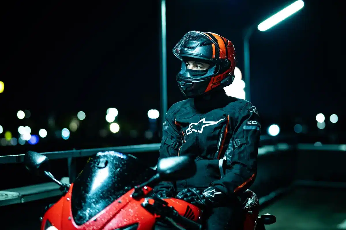 Motociclista in viaggio con casco protettivo indossato correttamente