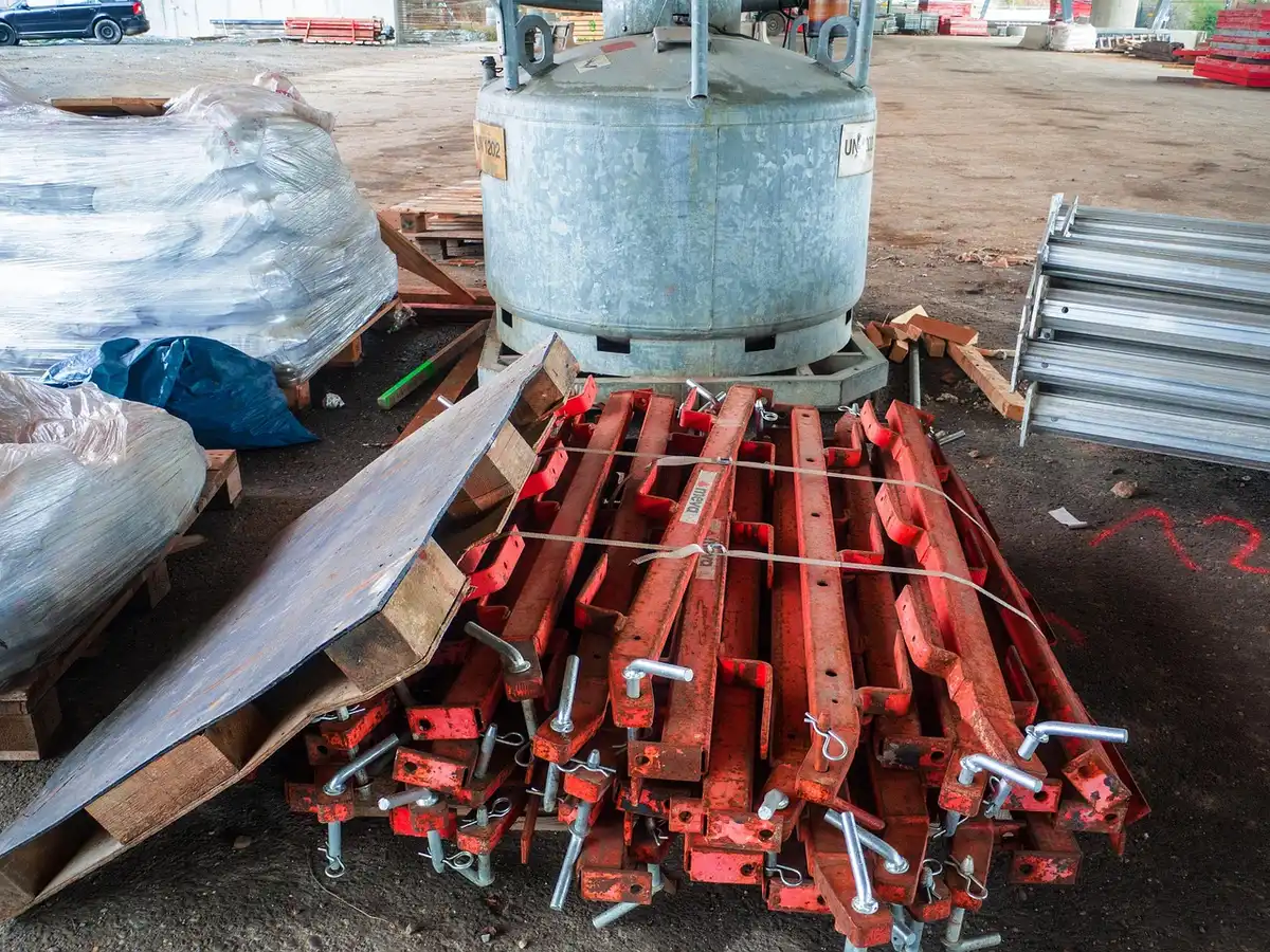 Magazzino automatizzato con robot che movimentano pallet