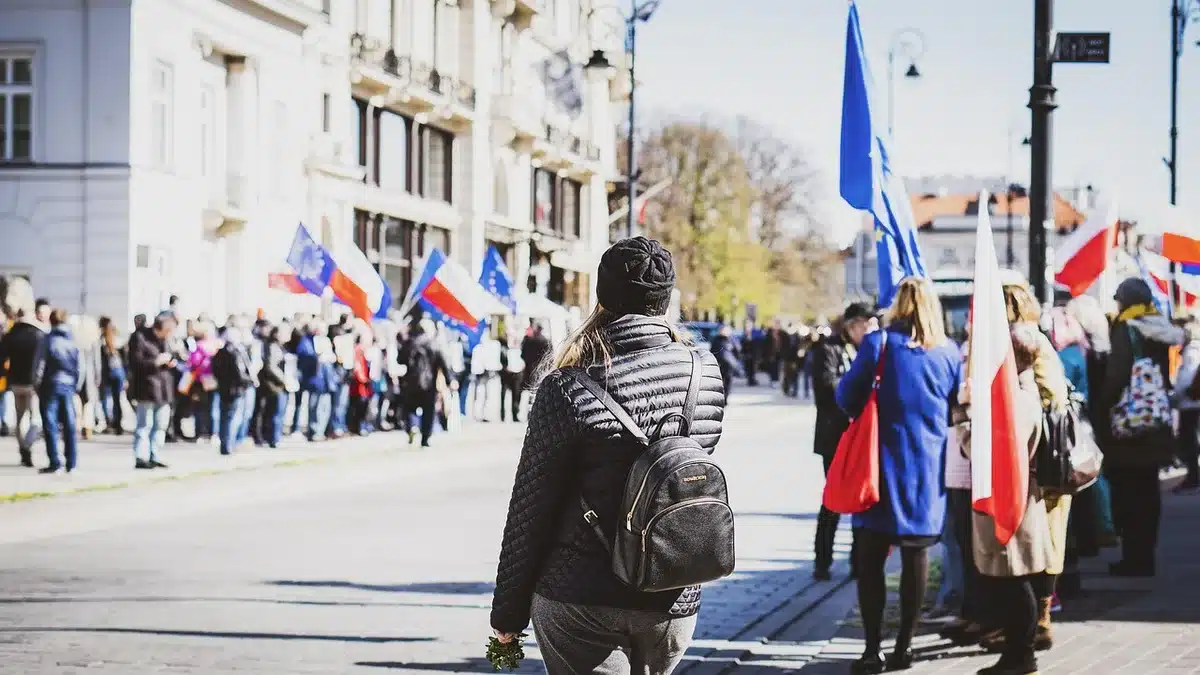 Rappresentanti sindacali discutono davanti a documenti e lettere